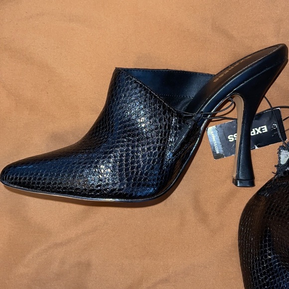 Asymmetrical snake print slip on mule. - Picture 4 of 4